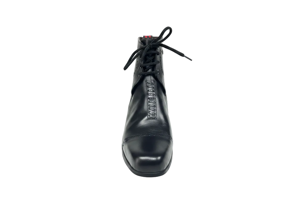 Botín negro con cordones fondo blanco