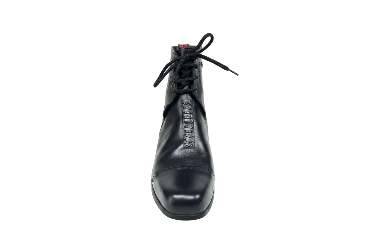 Botín negro con cordones fondo blanco