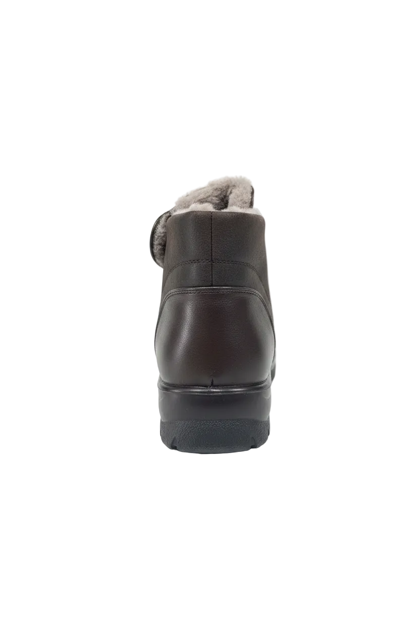Bota cuero marrón fondo blanco