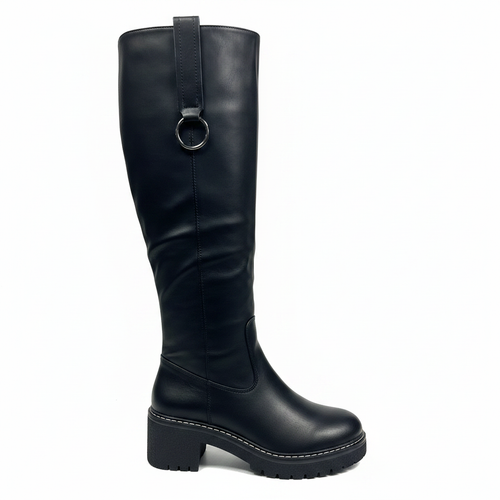 Bota negra caña alta fondo blanco