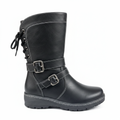 Bota negra con hebillas y cordones fondo blanco