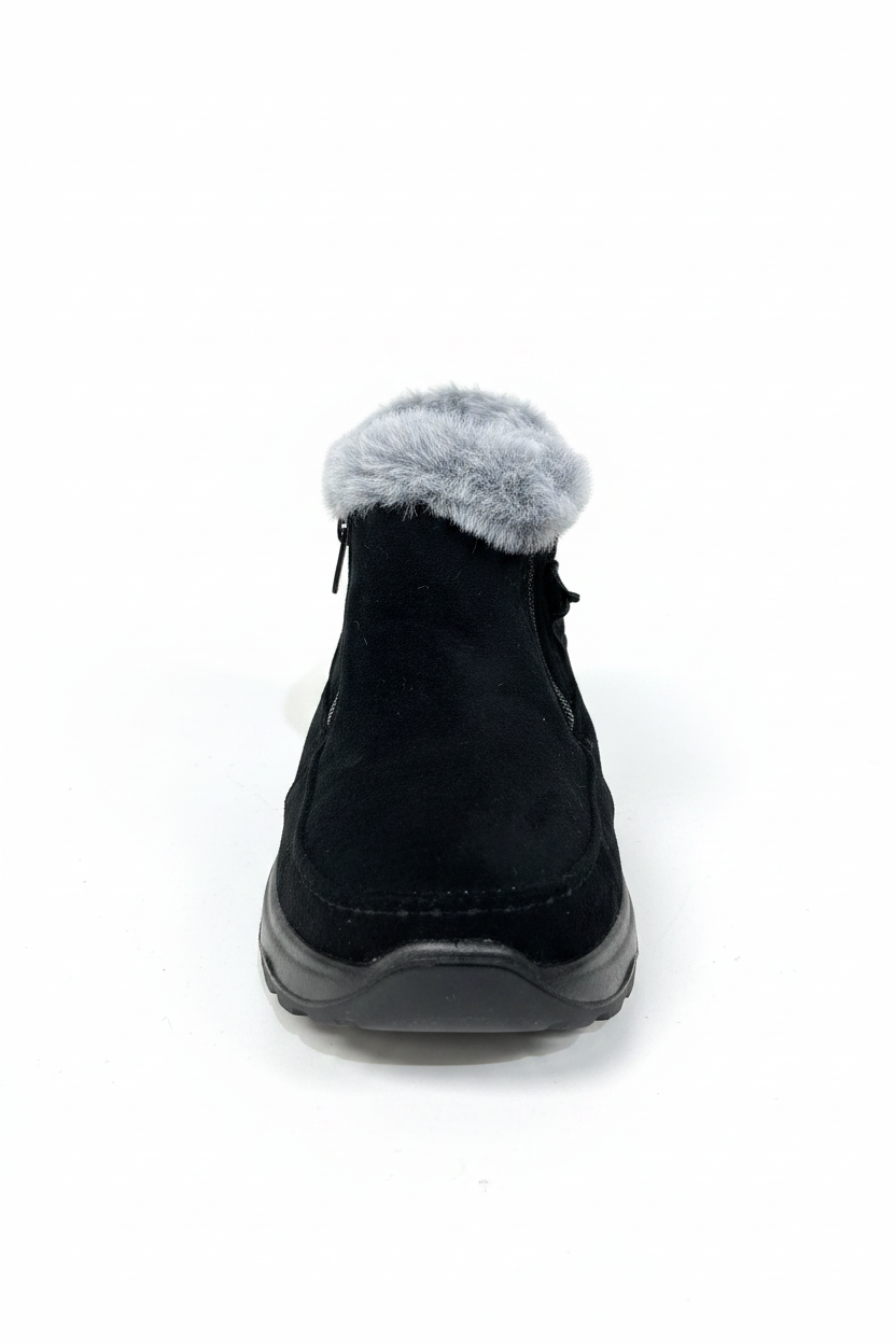 Bota negra con peluche gris en fondo blanco