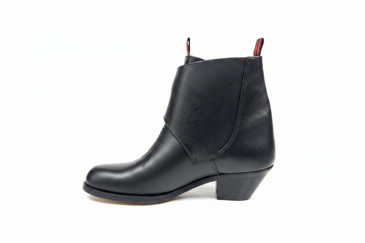 Bota negra vista lateral fondo blanco