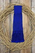 Chasquilla azul sobre madera y paja