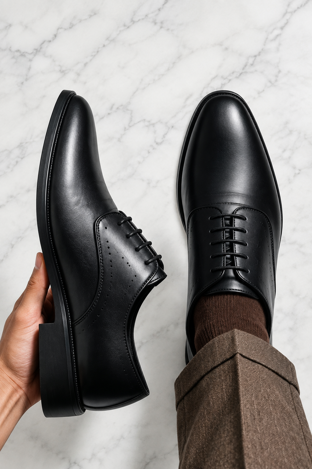 Edición de zapatos negros con fondo de mármol y sin logo