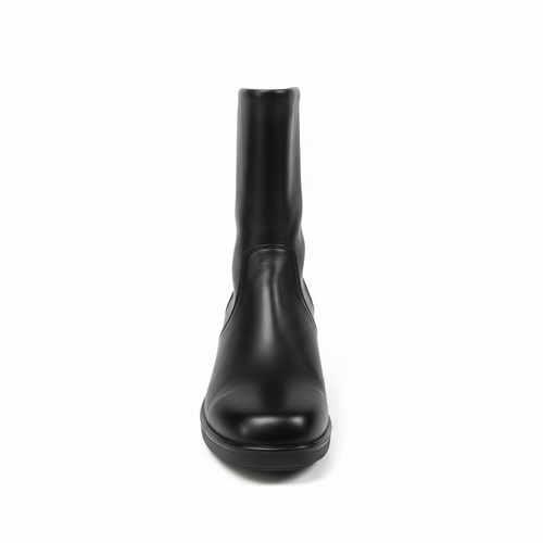 Bota negra minimalista vista frontal fondo blanco