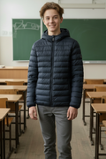 Joven con parka azul — alta resolución