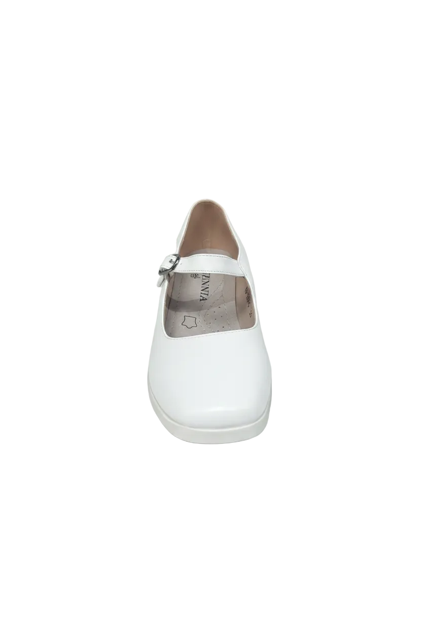 Zapato blanco fondo blanco vista frontal
