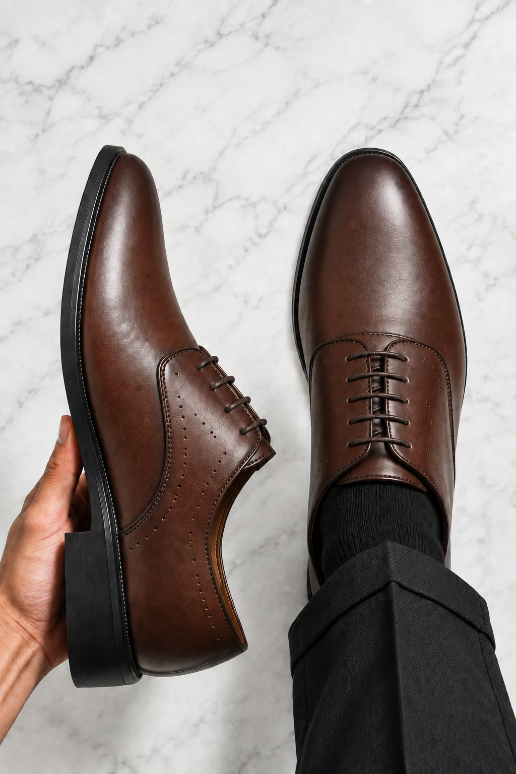 Zapatos café con pantalón y calcetín negros